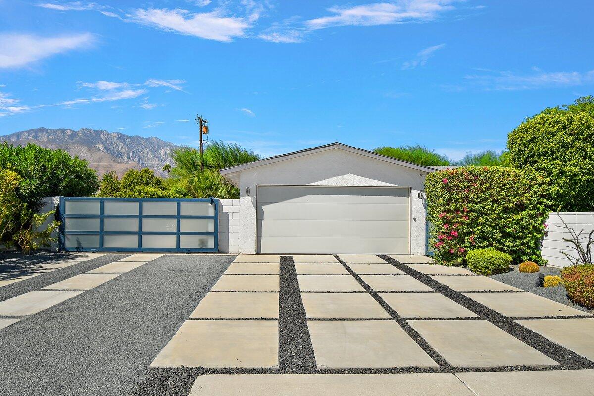3005 North Chuperosa Road Palm Springs, CA 92262 - Photo 30 of 34 a view of a backyard
