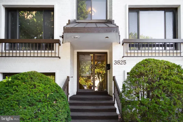 a view of a entrance of the house