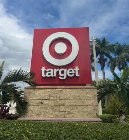 $2,300 | 2425 Northeast 135th Street, Unit 401, North Miami, FL 33181