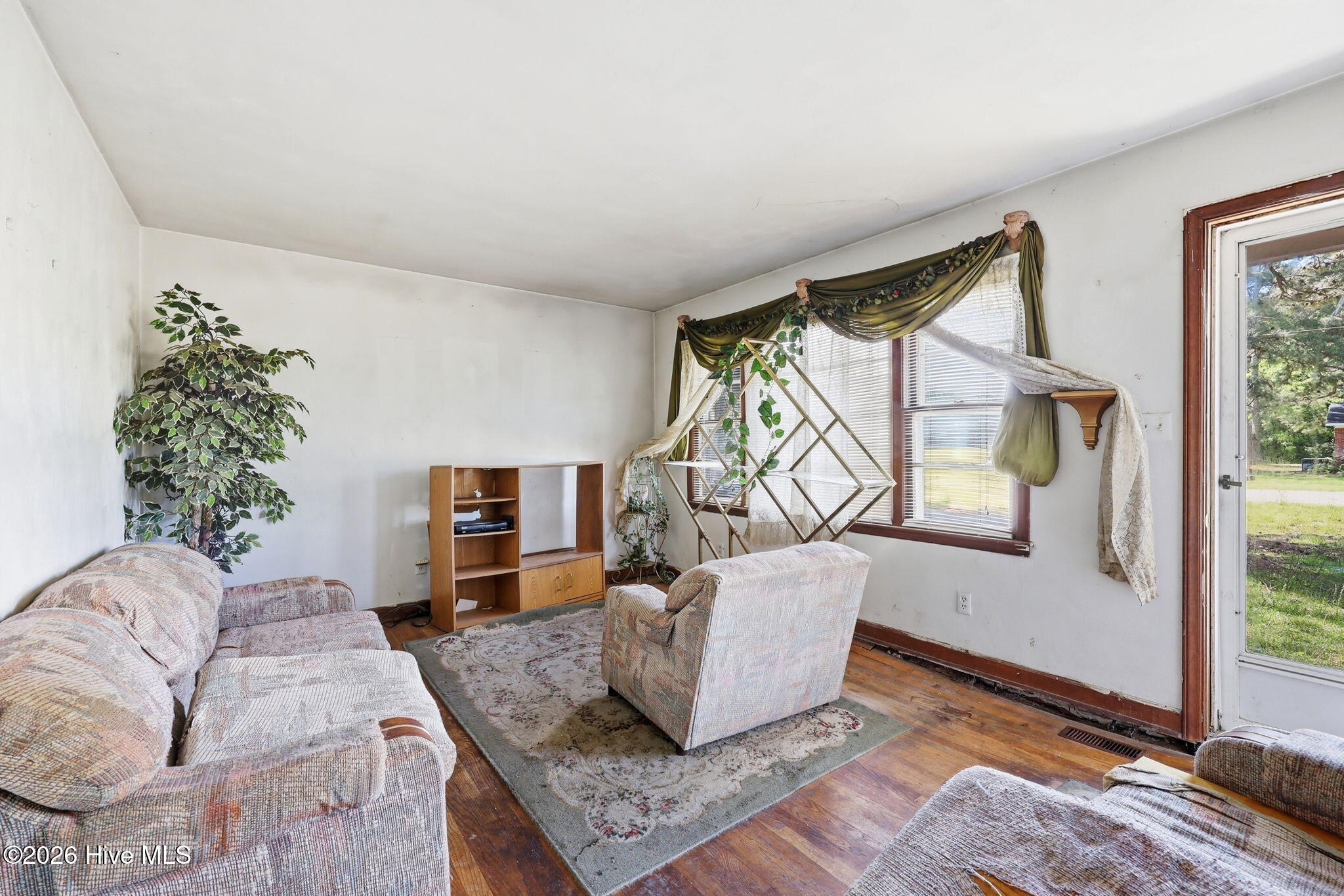 204 West John Thompson Road Colerain, NC 27924 - Photo 6 of 50 Living Room