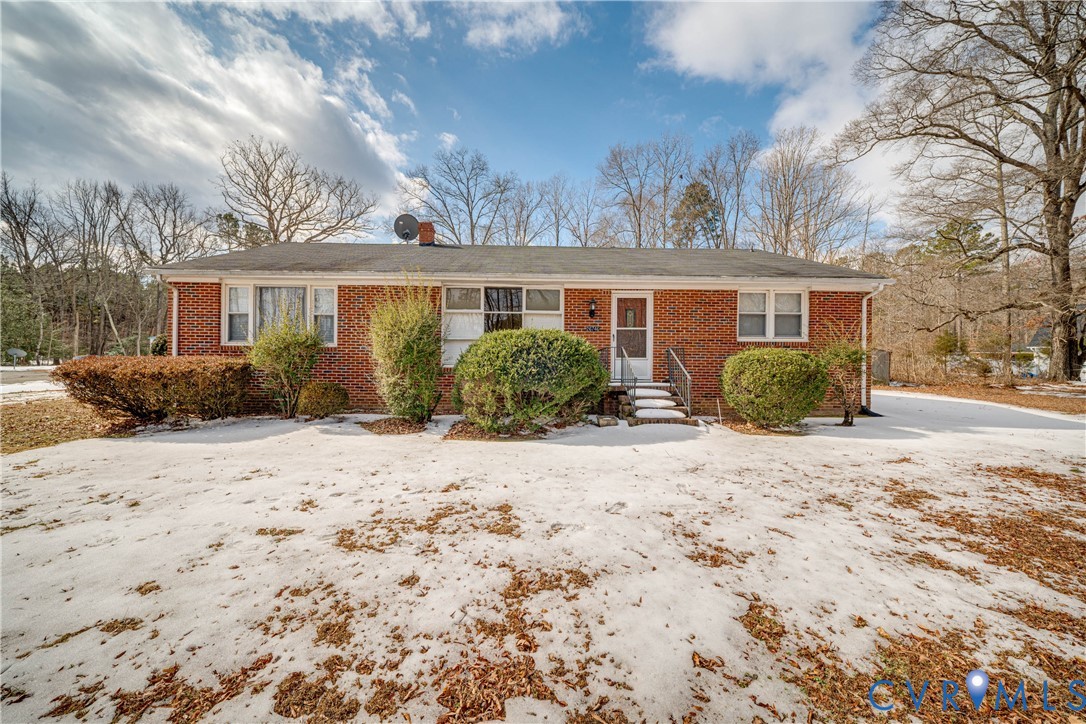 26746 Oxford Road Ruther Glen, VA 22546 - Photo 4 of 25 a front view of house with yard and trees around