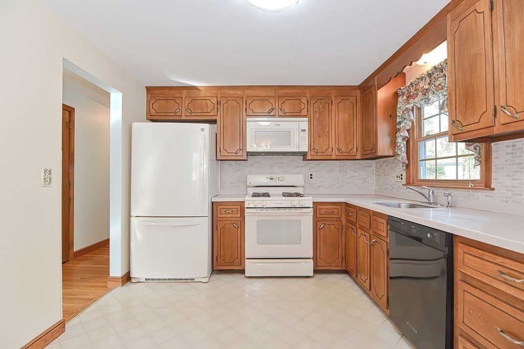 16 Blackington Road Foxboro, MA 02035 - Photo 9 of 31 Gallery Image 9