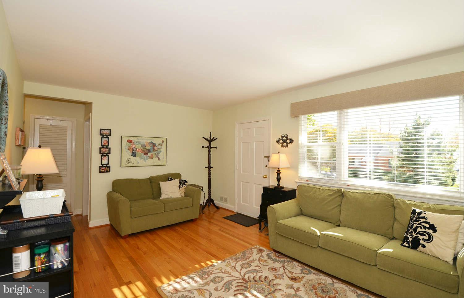 425 Kerwin Road Silver Spring, MD 20901 - Photo 2 of 23 Living Room