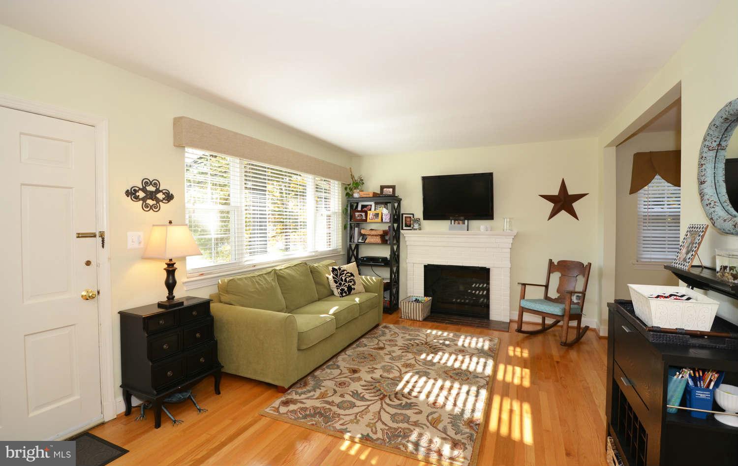 425 Kerwin Road Silver Spring, MD 20901 - Photo 3 of 23 Living Room
