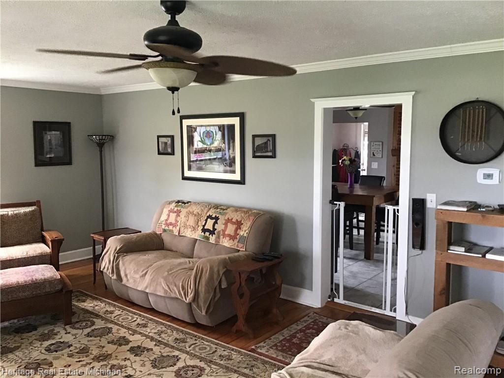 6711 Sharpe Road Fowlerville, MI 48836 - Photo 14 of 47 Living room