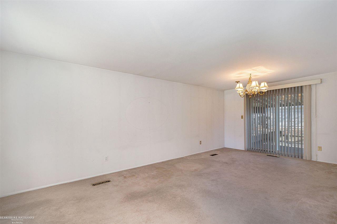 29546 Curtis Road Livonia, MI 48152 - Photo 3 of 29 50038142-2.JPG