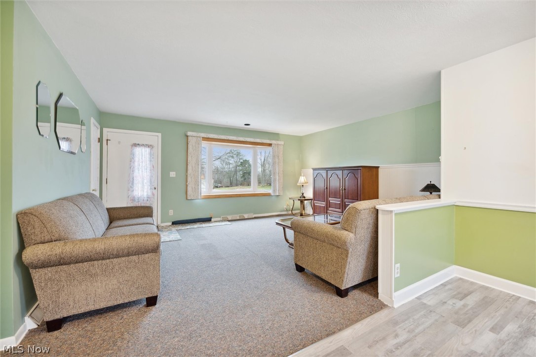 9685 Venus Road Chardon, OH 44024 - Photo 6 of 30 Living Room