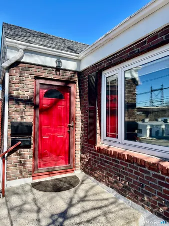 $1,950 | 657 Naugatuck Avenue, Milford, CT 06461