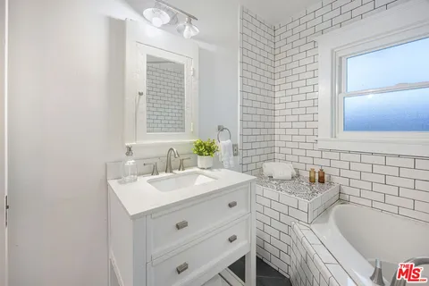 $1,250,000 | 5802 Lexington Avenue, Los Angeles, CA 90038
