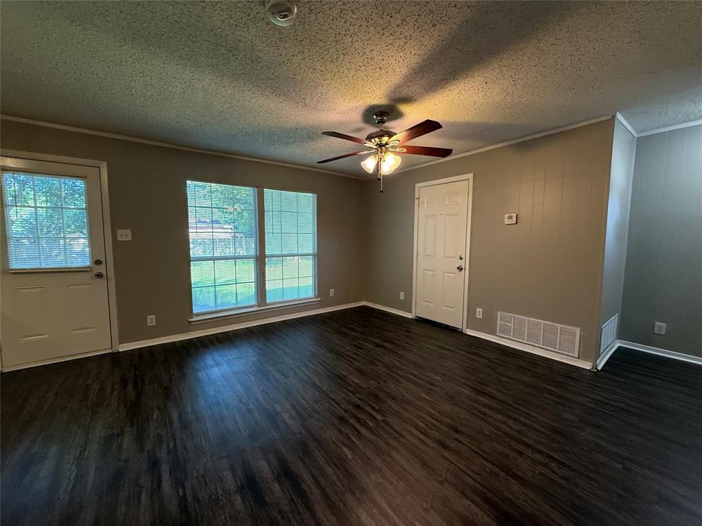 303 Ridgefield Circle Mesquite, TX 75149 - Photo 7 of 17