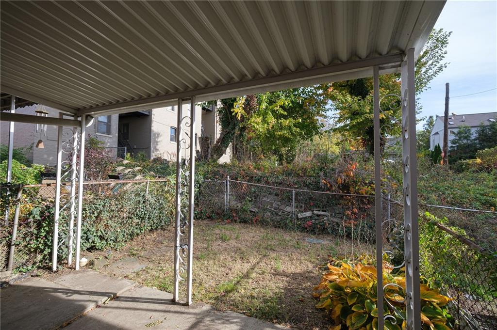 722 Mercer Street Pittsburgh, PA 15219 - Photo 20 of 41 a backyard of a house with lots of green space
