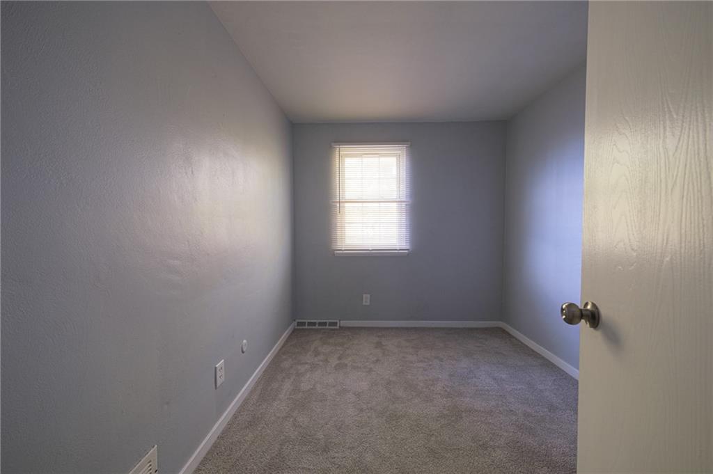 722 Mercer Street Pittsburgh, PA 15219 - Photo 33 of 41 an empty room with a window