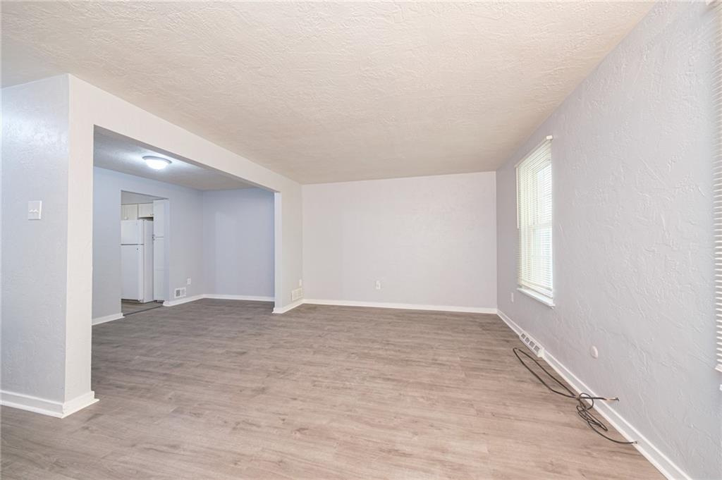 722 Mercer Street Pittsburgh, PA 15219 - Photo 39 of 41 an empty room with windows