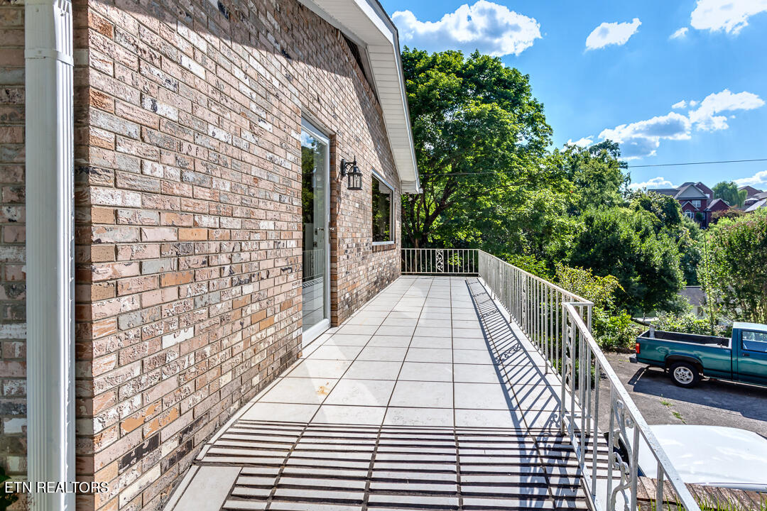 7907 Heiskell Road Powell, TN 37849 - Photo 4 of 43 005240711-3-7907HeiskellRdPowellTn-SCREE