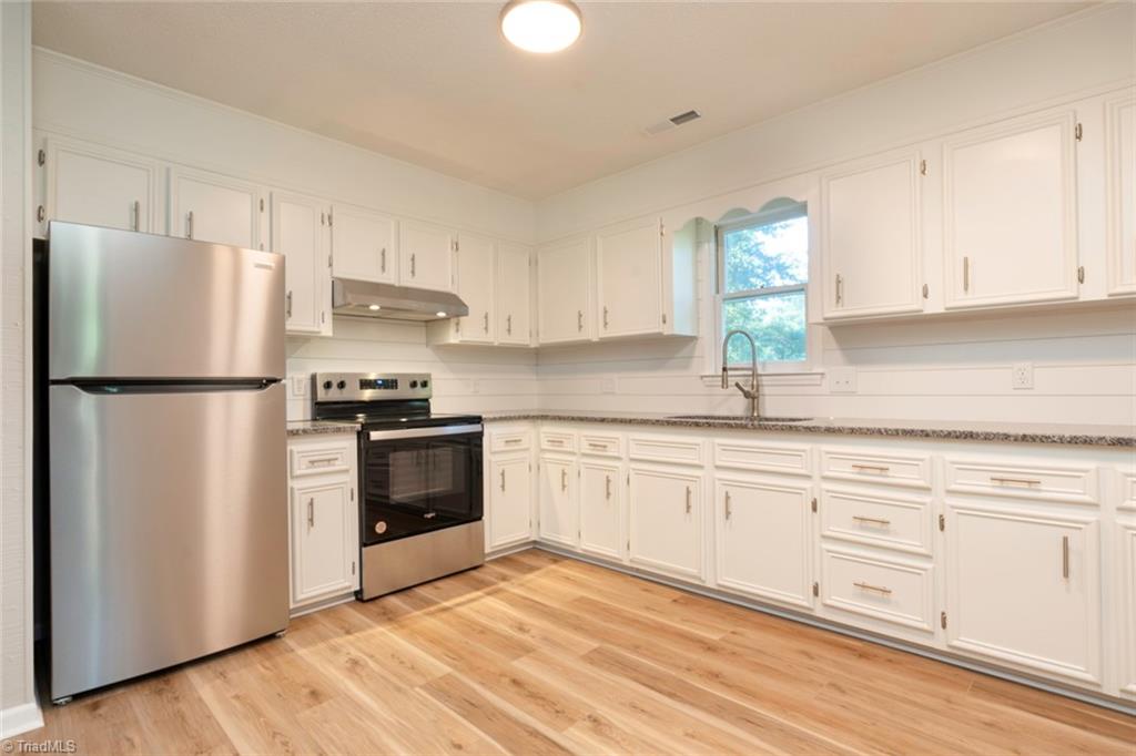 6560 Skylark Road Pfafftown, NC 27040 - Photo 3 of 16 Gallery Image 3