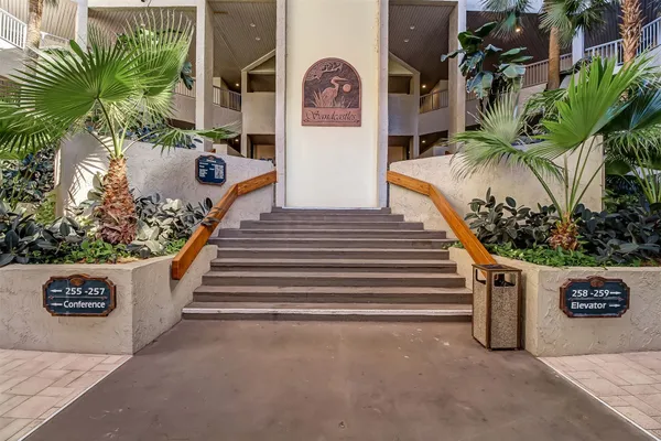 a view of entryway with a garden
