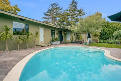 a view of a backyard