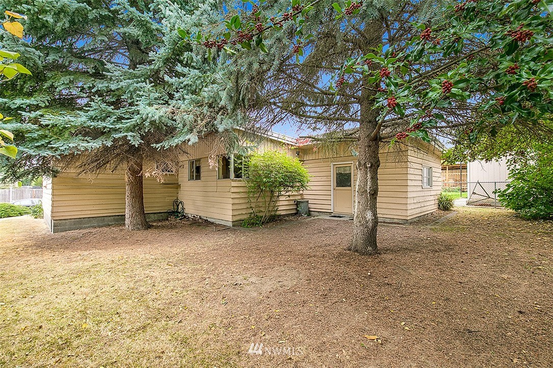 2205 Northeast 9th Street Renton, WA 98056 - Photo 4 of 12