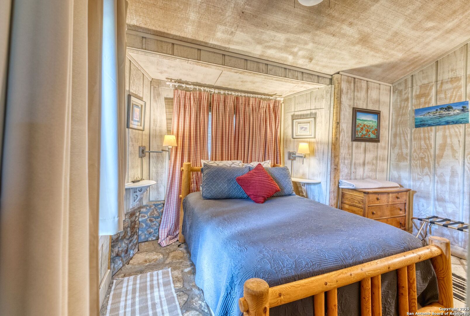 394 Squirrel Bend Uvalde, TX 78801 - Photo 27 of 80 a bedroom with a bed and a table