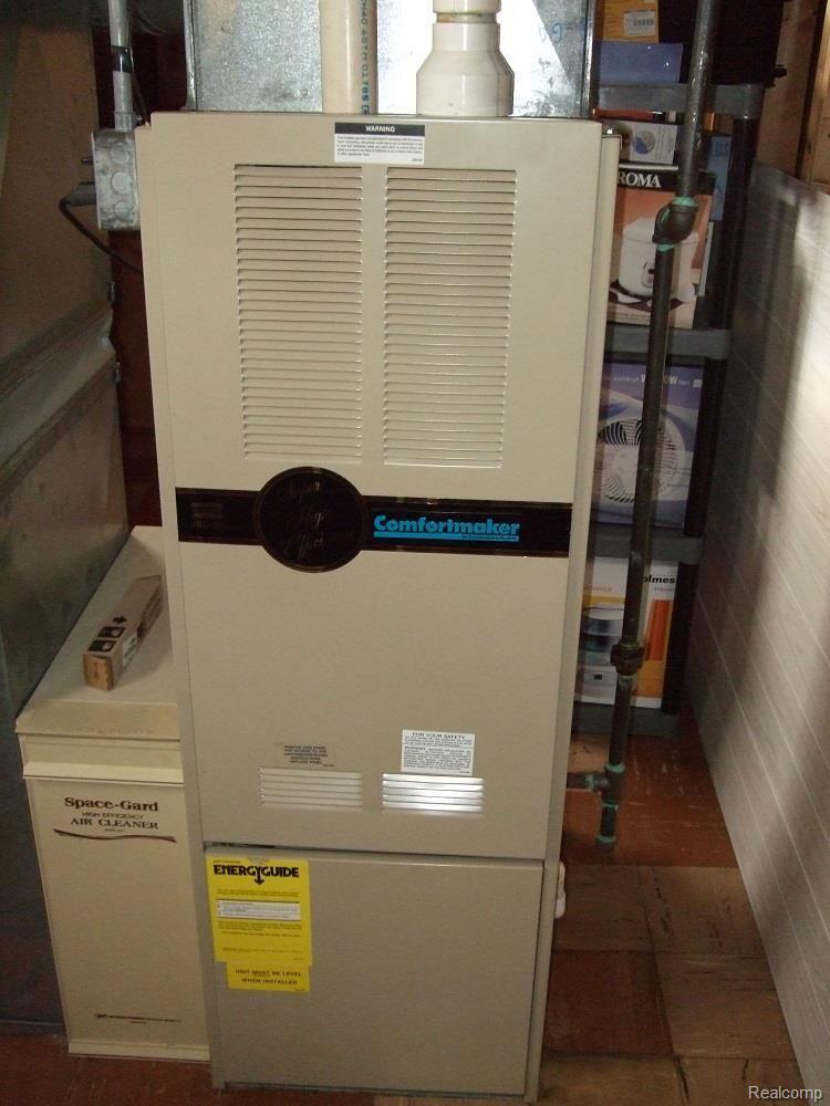 9406 Ruth Avenue Allen Park, MI 48101 - Photo 29 of 31 COMFOTMAKER GAS FORCED AIR FURNACE.