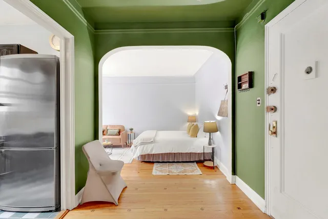 a en suite bathroom with a sink and mirror