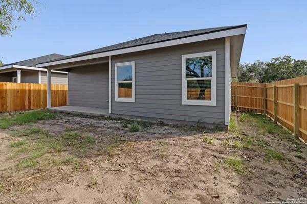 $1,995 | 806 West Huntington Street, Beeville, TX 78102