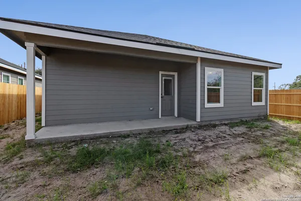 $1,995 | 806 West Huntington Street, Beeville, TX 78102