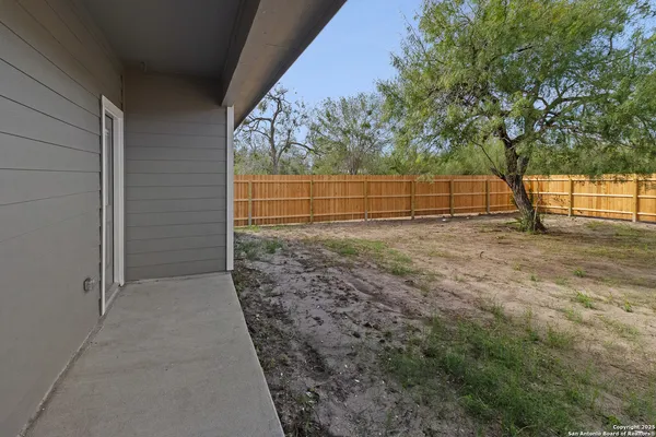 $1,995 | 806 West Huntington Street, Beeville, TX 78102