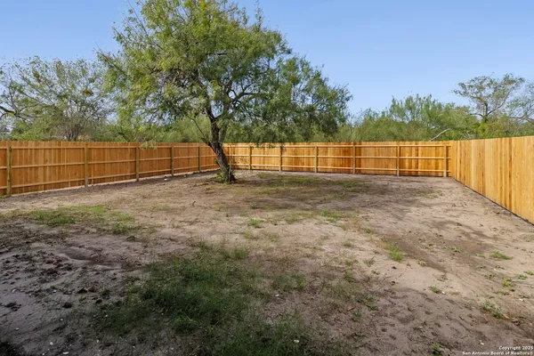 $1,995 | 806 West Huntington Street, Beeville, TX 78102