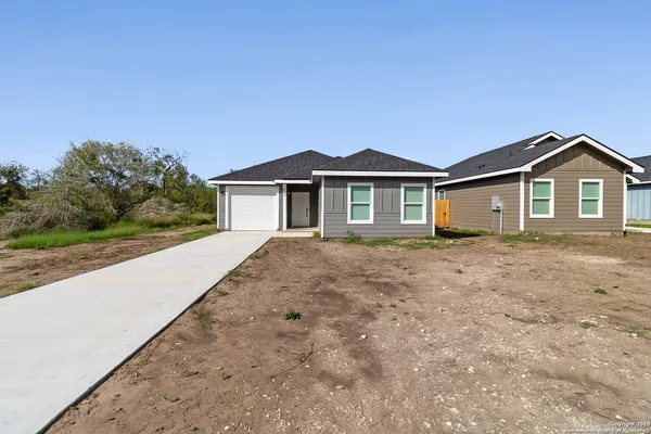 $1,995 | 806 West Huntington Street, Beeville, TX 78102