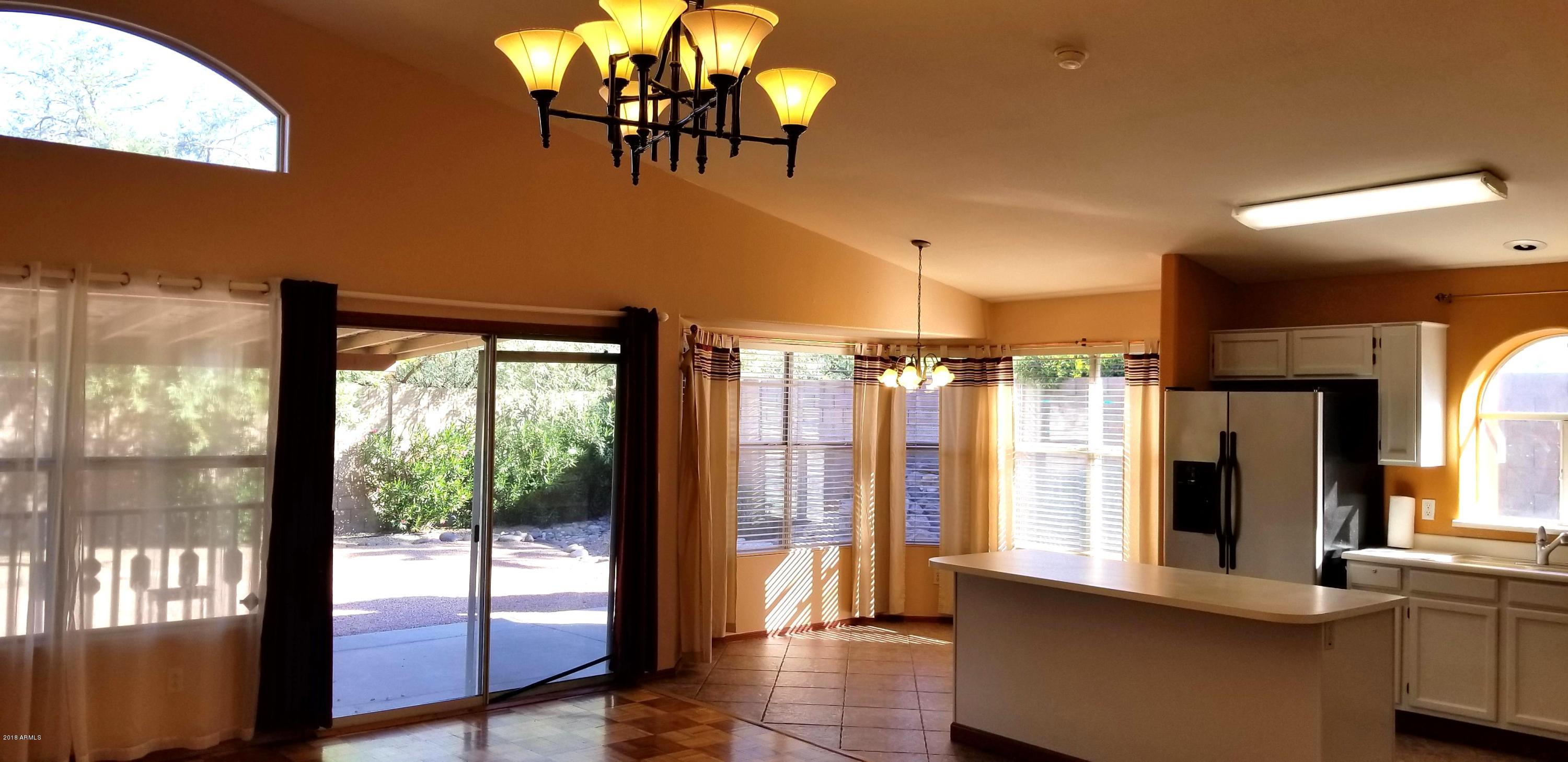 FAMILY & DINING & KITCHEN