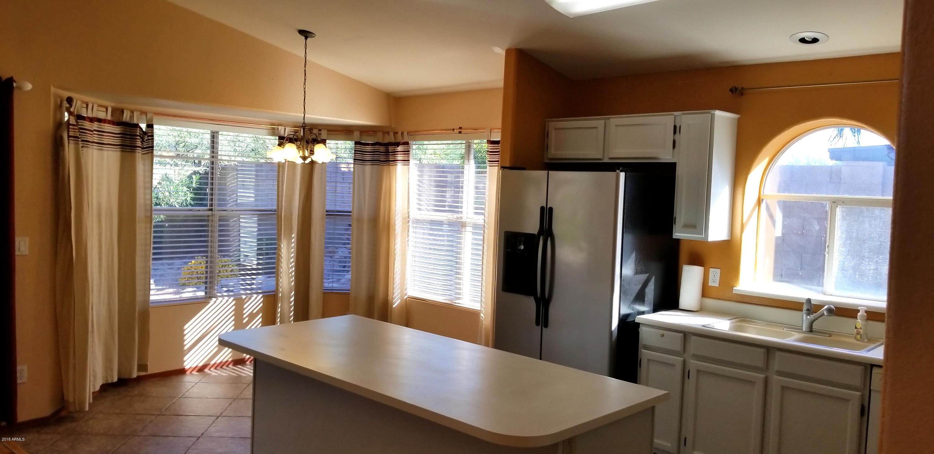 BREAKFAST & KITCHEN