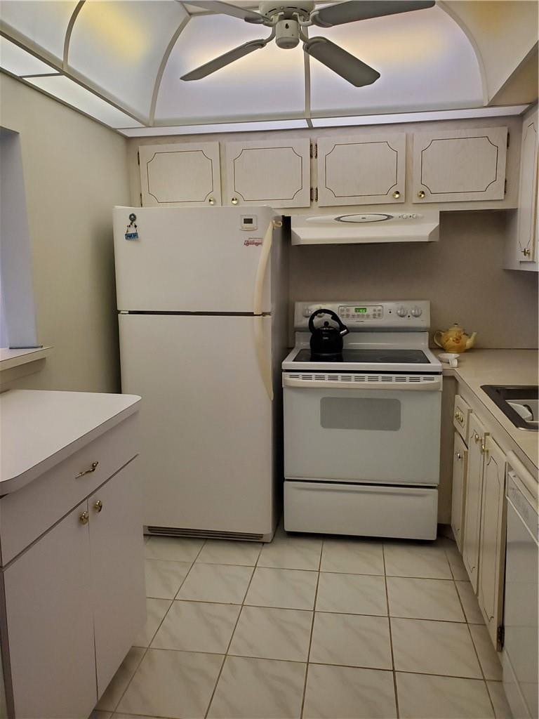 41 Suffolk A, Unit 41 Boca Raton, FL 33434 - Photo 3 of 12 a kitchen with cabinets and white appliances