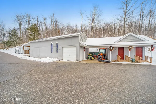 $2,400,000 | 6767 Pleasantview Road, Harbor Springs, MI 49740