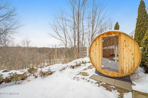 $2,400,000 | 6767 Pleasantview Road, Harbor Springs, MI 49740