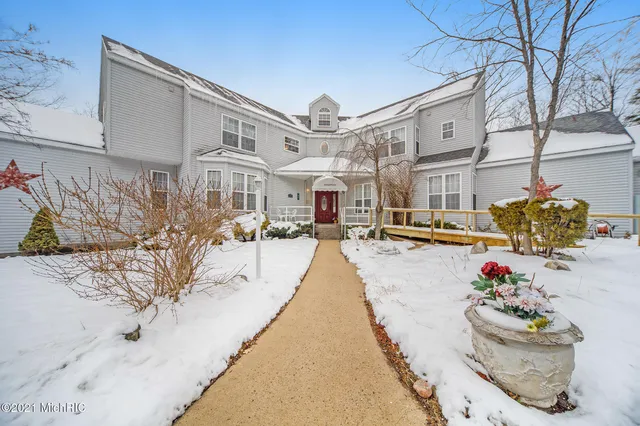 $2,400,000 | 6767 Pleasantview Road, Harbor Springs, MI 49740