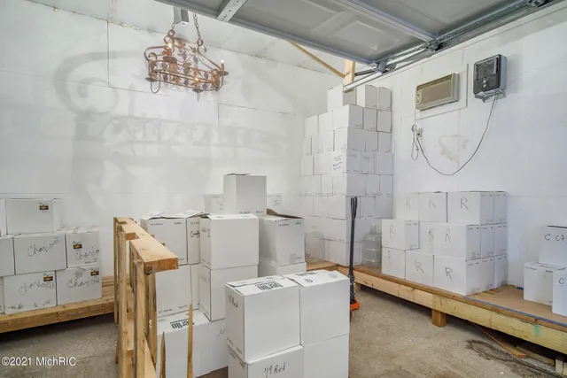 $2,400,000 | 6767 Pleasantview Road, Harbor Springs, MI 49740