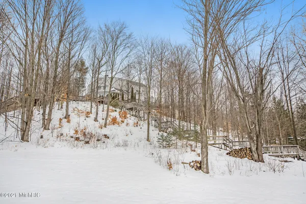 $2,400,000 | 6767 Pleasantview Road, Harbor Springs, MI 49740