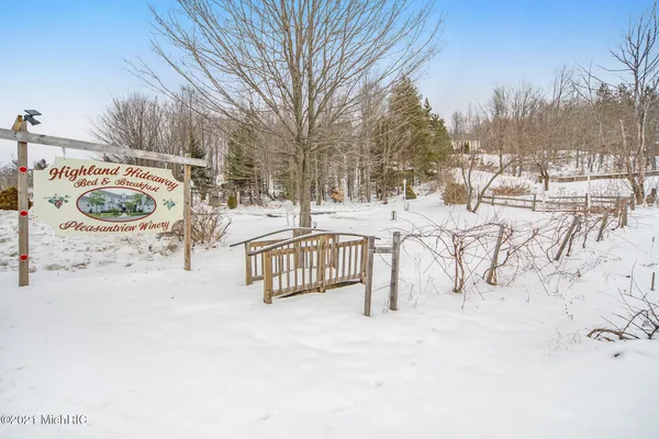 $2,400,000 | 6767 Pleasantview Road, Harbor Springs, MI 49740