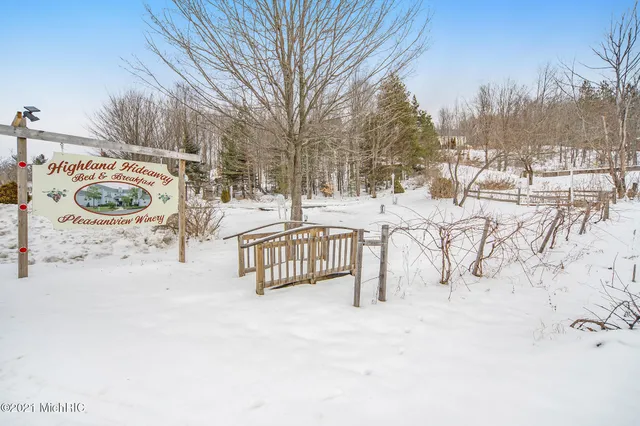 $2,400,000 | 6767 Pleasantview Road, Harbor Springs, MI 49740
