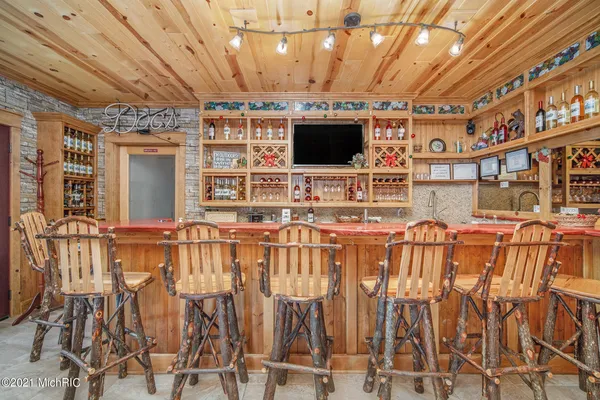 $2,400,000 | 6767 Pleasantview Road, Harbor Springs, MI 49740