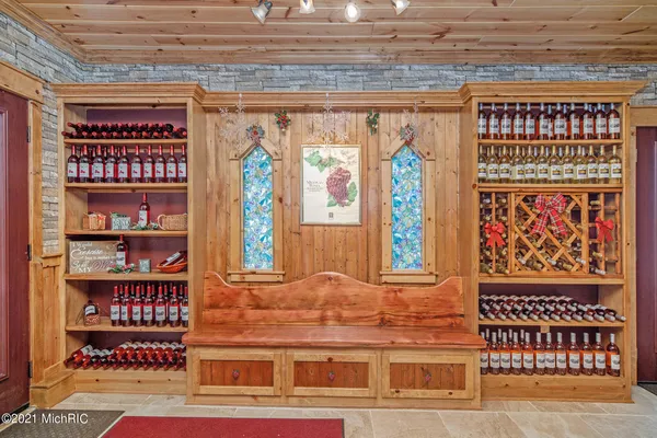 $2,400,000 | 6767 Pleasantview Road, Harbor Springs, MI 49740