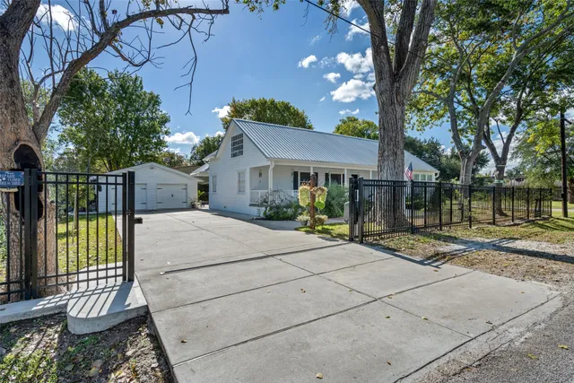 $539,000 | 327 Middleton Street, Bacliff, TX 77518