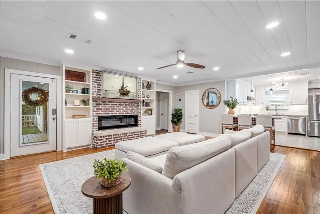 $539,000 | 327 Middleton Street, Bacliff, TX 77518