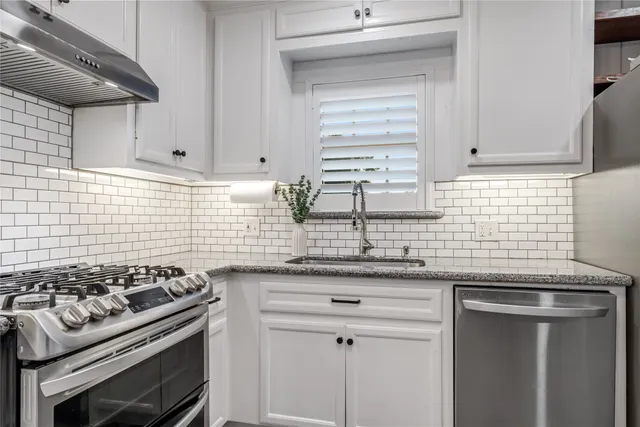 $539,000 | 327 Middleton Street, Bacliff, TX 77518