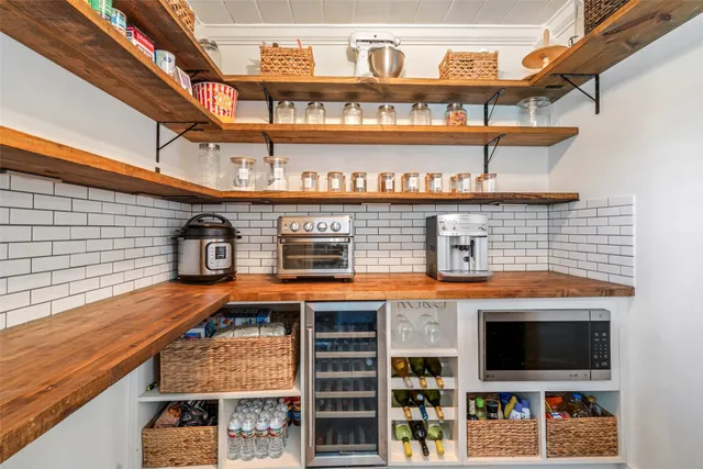 $539,000 | 327 Middleton Street, Bacliff, TX 77518