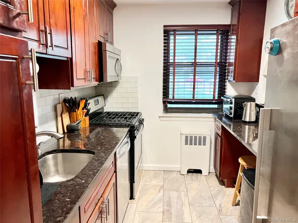 $299,000 | 1 East Mill Drive, Unit 2G, Great Neck, NY 11021