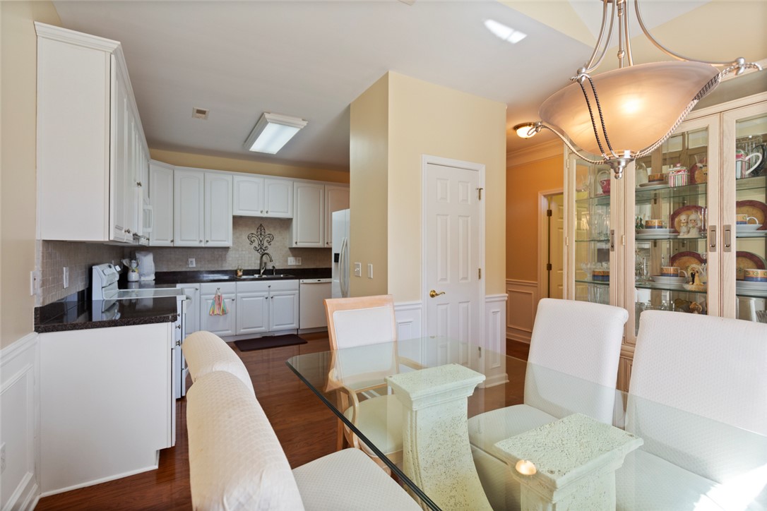 704 Nottingham Court Seneca, SC 29672 - Photo 11 of 48 Dining room with easy access to kitchen.