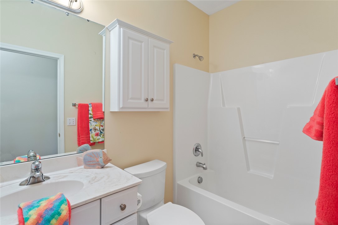 704 Nottingham Court Seneca, SC 29672 - Photo 22 of 48 Bath with tub and shower.