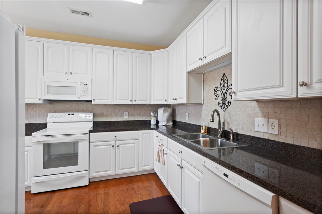 704 Nottingham Court Seneca, SC 29672 - Photo 7 of 48 Kitchen with ample counter space.